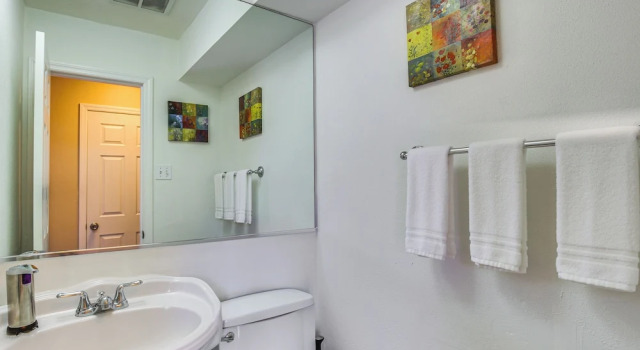 Апартаменты St Ann Townhome < 1 Mi to International Airport!