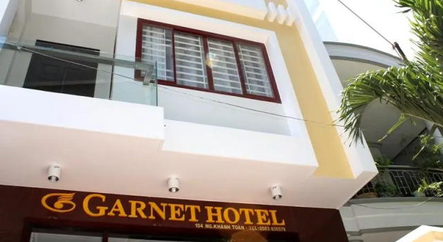 Четырёхместный номер Standard с красивым видом из окна Garnet Hotel