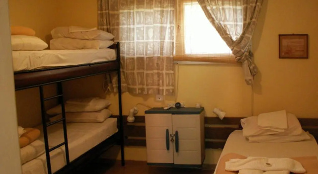 Кровать в общем номере Safed Inn