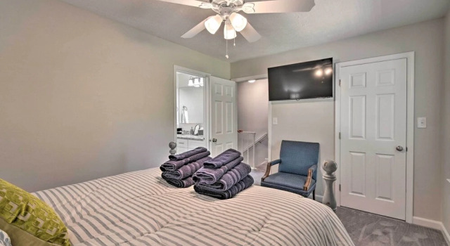 Downtown Southern Pines Townhome With Deck!, Buchen Sie Ferienwohnung Southern Pines 