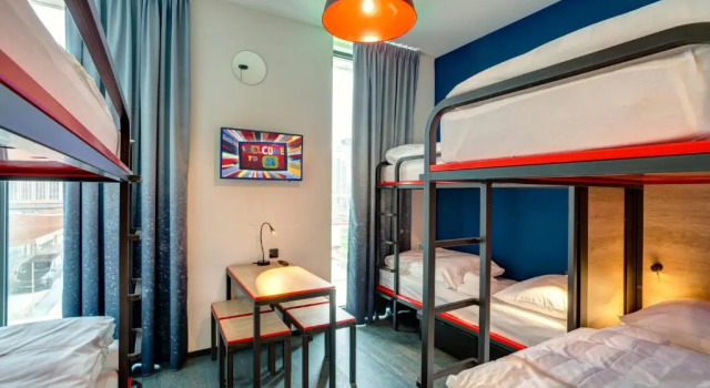 Кровать в общем номере MEININGER Hotel Amsterdam Amstel