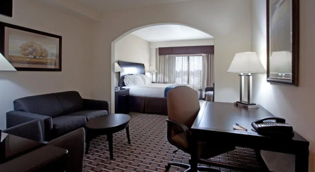 Люкс с 2 комнатами Holiday Inn Express Hotel & Suites Hope Mills-Fayetteville Airport by IHG