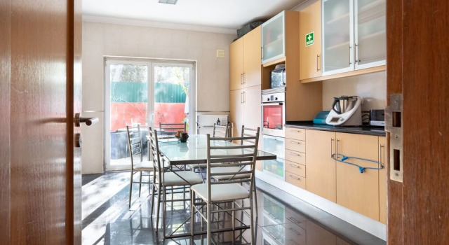 ALTIDO Stunning 4-BR house w/Private Yard in Estoril, Забронировать Отель Эшторил Estoril Coast, рядом с Estoril Wellness Center