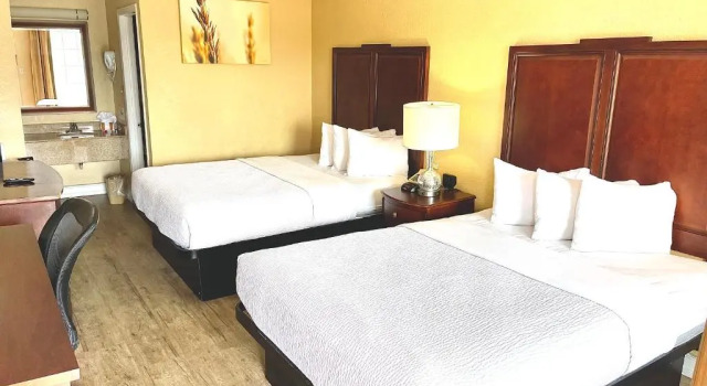 Четырёхместный номер Standard Days Inn by Wyndham Fort Walton Beach