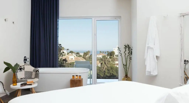 Двухместный номер Deluxe с частичным видом на море Higuerón Hotel Málaga, Curio Collection by Hilton