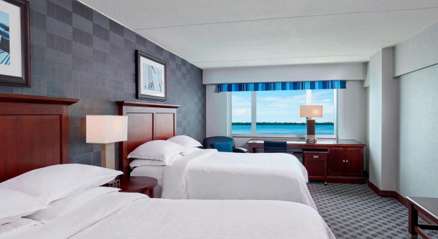 Четырёхместный номер Deluxe с видом на залив Sheraton Erie Bayfront Hotel