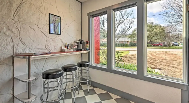 Retro Updated Blanco Abode - Steps to Main Street!, Забронировать Дом для отпуска Бланко Texas Hill Country