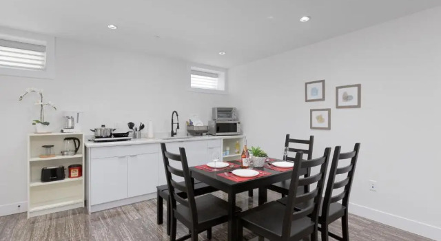 Коттедж Cozy 3 Bedroom Suite near Queen Elizabeth Park