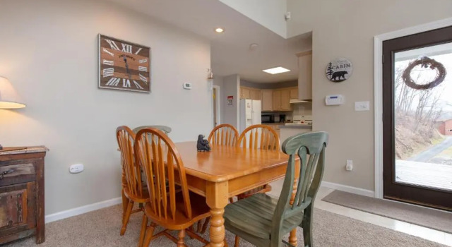 Kickback Kabin, 3 Bedrooms, Deck, Hot Tub, Pool Access, Sleeps 6