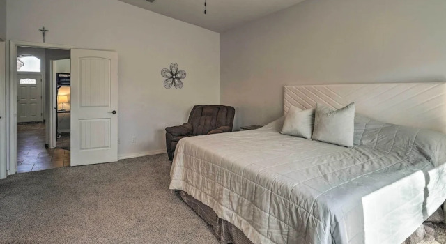 Коттедж 5 Mi to Lake Havasu: Chic Home w/ Fire Pit