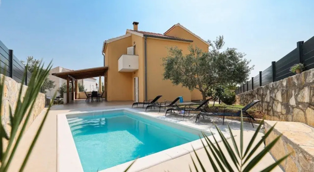Коттедж Spasious two Storey Holiday Home With Great Sea View Terrace