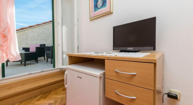 Room Mate 1 - 130 m from sea: R2 Roza Bol, Island Brac