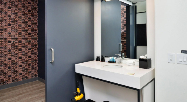 Четырёхместный номер Standard Aloft by Marriott Charlotte Airport