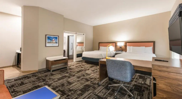 Четырёхместный люкс Hampton Inn & Suites By Hilton Benton Harbor