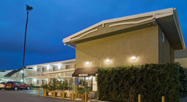 Super 8 by Wyndham Los Angeles-Culver City Area