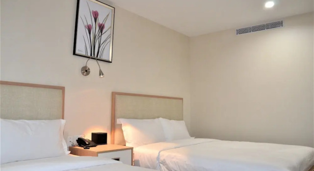 Четырёхместный номер Classic LIC Plaza Hotel