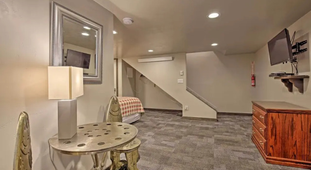 Charming Home - 1 Mi to Yellowstone National Park!, Забронировать Дом для отпуска Коттеджи Вест-Йеллоустон, рядом с Зоопарк "Центр изучения гризли и волка", Коттедж