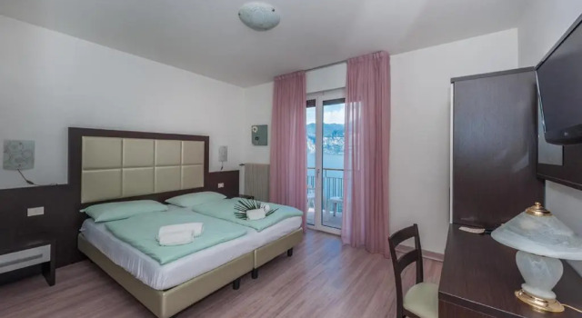 Двухместный номер Standard с балконом и с видом на озеро Hotel Villa Carmen
