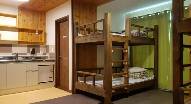 Кровать в общем номере (мужской номер) Kims Cabin Guesthouse