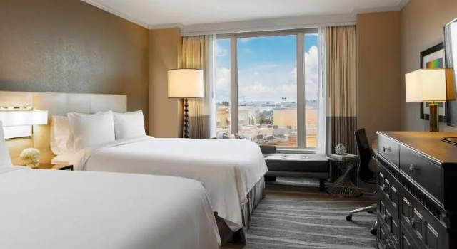 Четырёхместный номер Standard с балконом Renaissance Tampa International Plaza Hotel