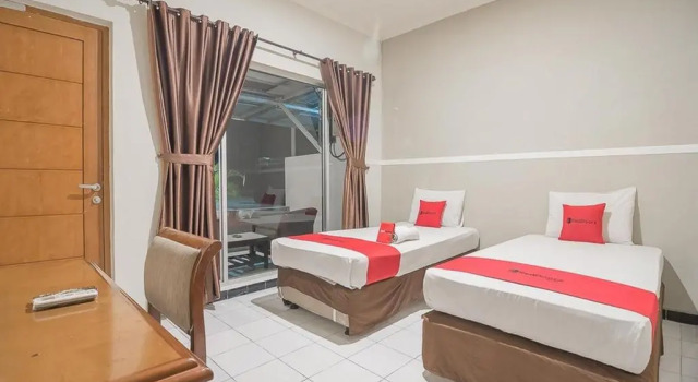 Standard Doppel Zimmer RedDoorz near Alun Alun Subang