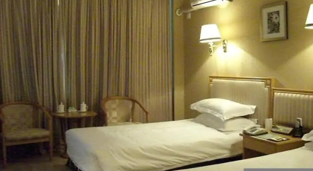 Red Crowned Crane Hotel