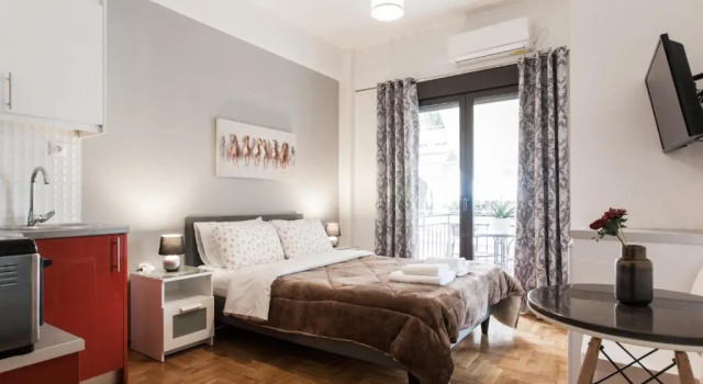 Студия с балконом Nicholas Point Apartments and Rooms