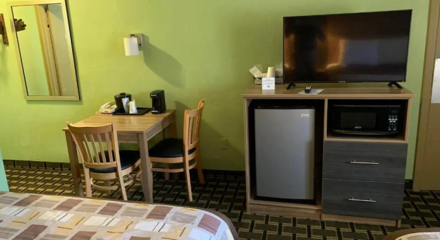Четырёхместный номер Standard University Manor Inn
