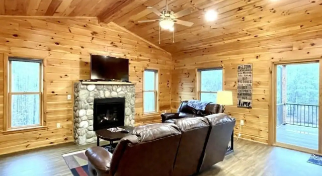 Charming, pet friendly cabin, perfect for fishing, family, hiking and R&R! 2 Bedroom Cabin by RedAwning