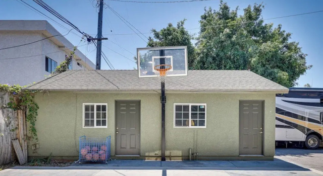Коттедж с 3 комнатами Hawthorne Home w/ Covered Patio & Basketball Court