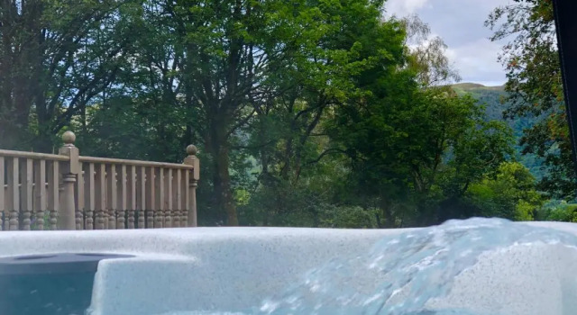 Коттедж с 2 комнатами Bluebell Cottage with Hot Tub