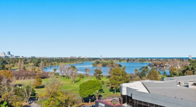 Split-level 2BR With City-view and Separate Study, Book Apartment South Melbourne Melbourne, near Royal Botanic Gardens Melbourne