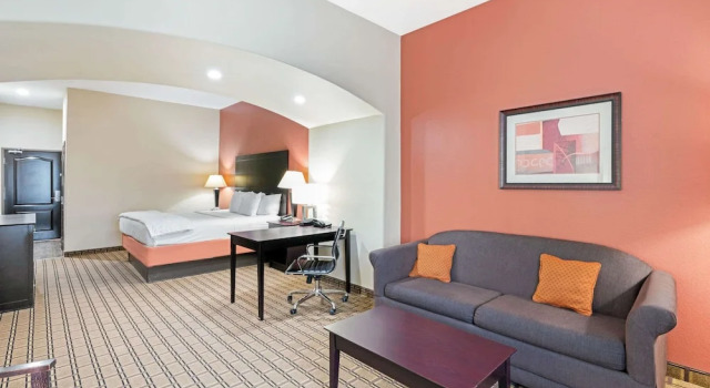 Двухместный люкс Deluxe La Quinta Inn & Suites by Wyndham McAlester