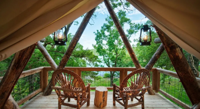 Кровать в общем номере Camp Long Creek