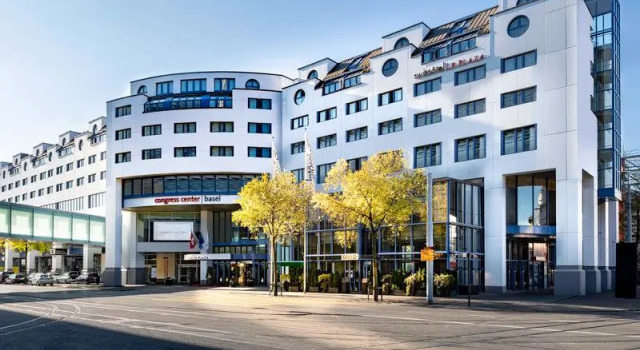 Номер Standard Basel Marriott Hotel