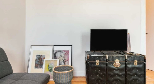 Design Spacious 2bd, 5mins From Lx Factory!, Забронировать Бутик-отель Alcantra Лиссабон, рядом с Художественный центр LxFactory