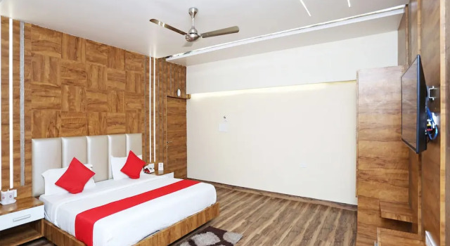 Люкс Vaccinated Staff- Capital O 3844 Hotel Kd Palace