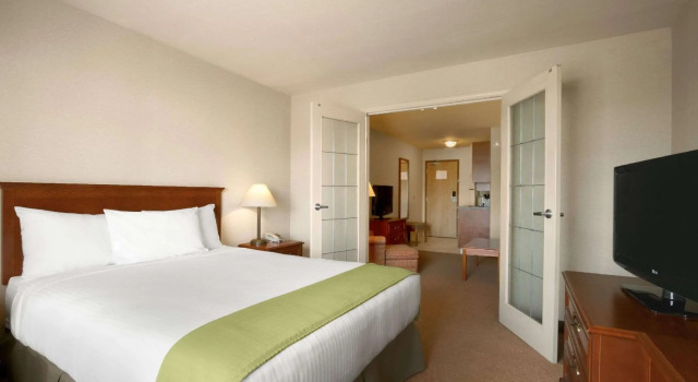Двухместный люкс c 1 комнатой Super 8 by Wyndham Fort St. John BC