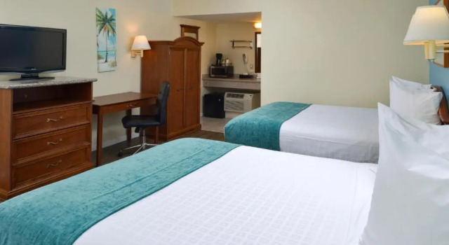 Двухместный номер Standard с видом на бассейн Edgewater Inn and Suites