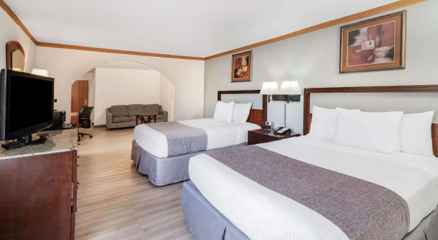 Четырёхместный люкс Red Roof Inn & Suites Hinesville Renovated with breakfast