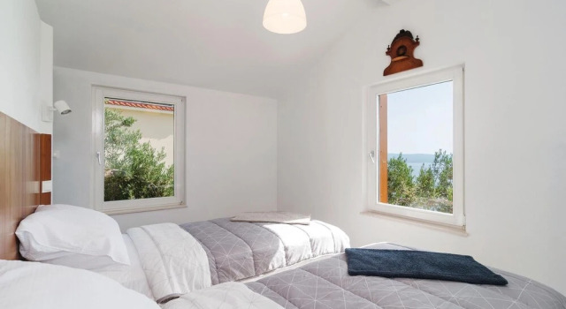 Awesome Home in Omis With Outdoor Swimming Pool, Wifi and 2 Bedrooms, Rezerwuj Hotel Hotele w Split-Dalmatia County z parkingiem, Parking