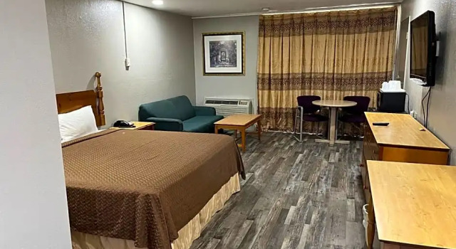 Двухместный люкс Mid Towne Inn & Suites