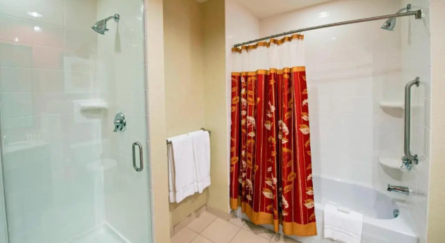 Четырёхместный номер Standard Courtyard by Marriott Ottawa East