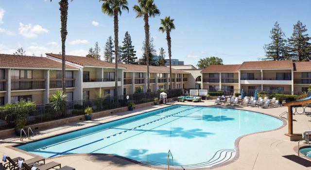 Четырёхместный номер Standard с видом на бассейн Santa Clara Marriott