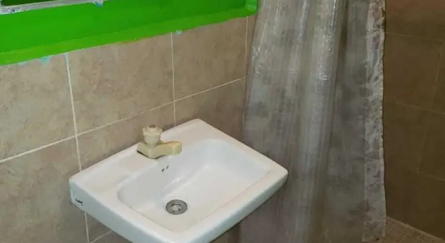Кровать в общем номере Hostal Guacamayos