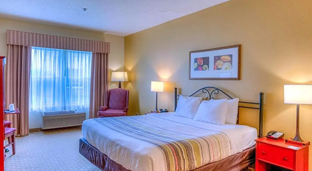 Четырёхместный люкс Country Inn & Suites by Radisson, Crystal Lake, IL