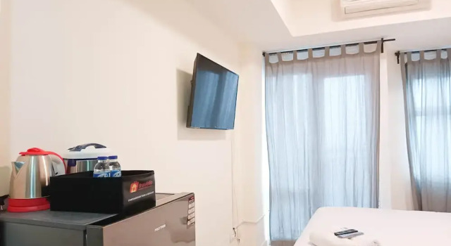 Cozy And High Floor Studio Room At Vida View Makassar Apartment, Book Apartment Hotels in Sulawesi with Parking, Parking