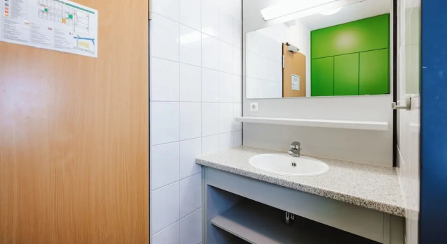 Кровать в общем номере (мужской номер) с балконом DJH Jugendherberge Augsburg - Hostel