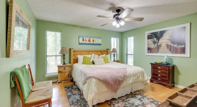 Lakefront Home with Deck in Hot Springs, Buchen Sie Ferienhaus Pettyview USA