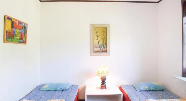 Nice Home in Borrby With 4 Bedrooms, Rezerwuj Hotel Hotele w Lagos z parkingiem, Parking